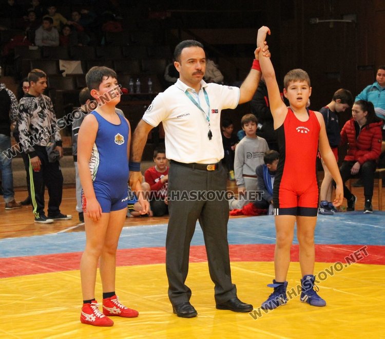 Над 140 са състезателите по борба мерят сили на два тепиха в зала "Младост"