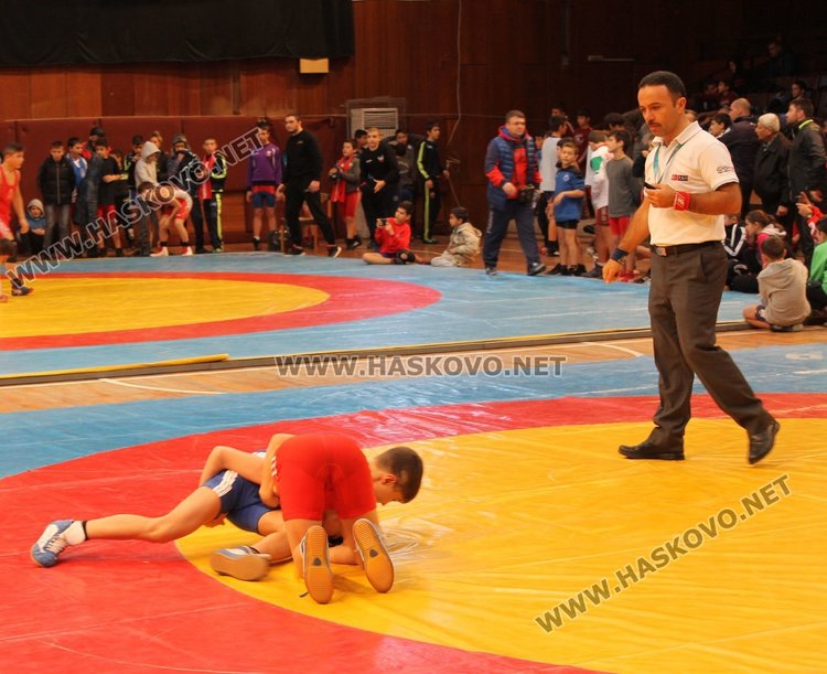 Над 140 състезатели мерят сили в турнира по борба в Димитровград