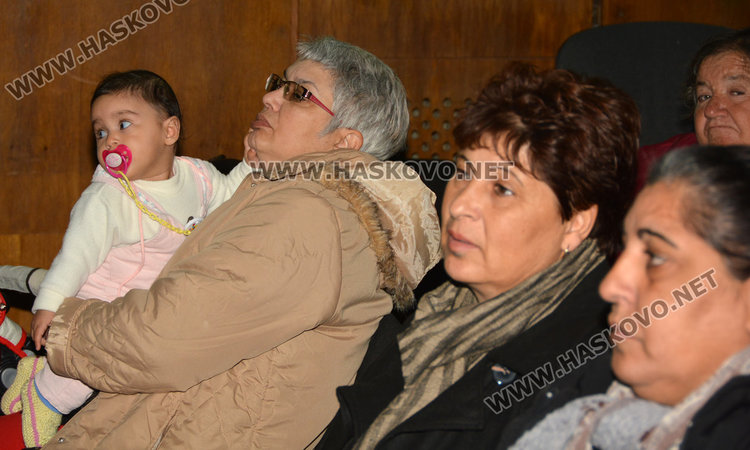 Искат трудови договори за приемните родители, а не граждански