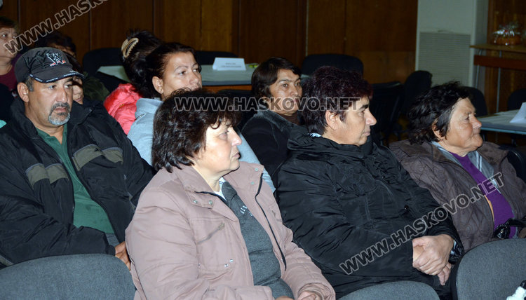 Искат трудови договори за приемните родители, а не граждански