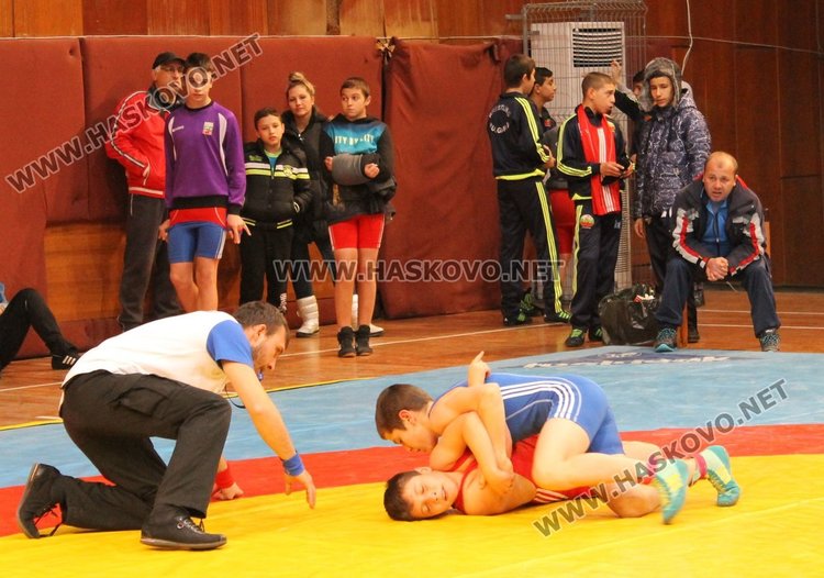 10- юбилейно издание на Международния турнир по борба за деца бе открито днес в Спортна зала "Младост"