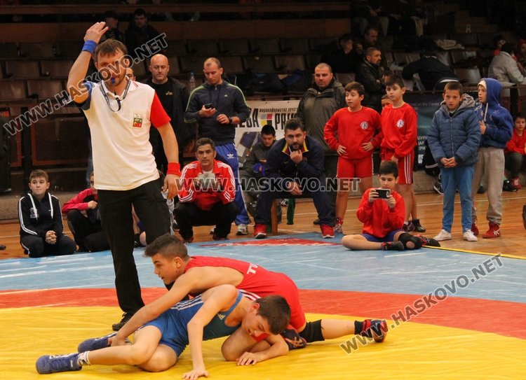 Над 140 състезатели мерят сили в турнира по борба в Димитровград