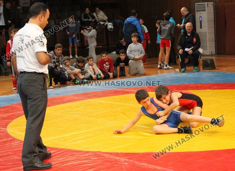 Над 140 състезатели мерят сили в турнира по борба в Димитровград