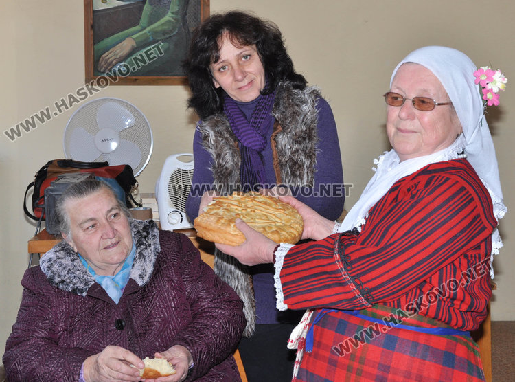 Секретарят Румяна Стоева ( в средата)