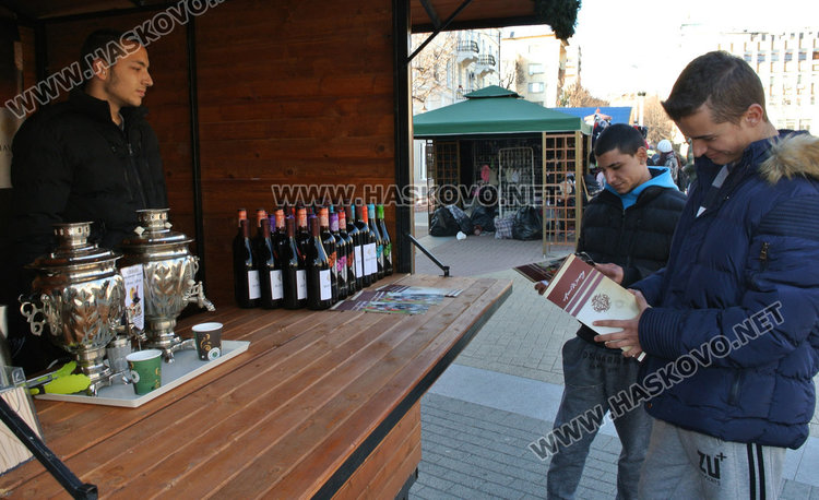 Греяно вино за левче на Коледния базар, търговци роптаят срещу високите наеми 