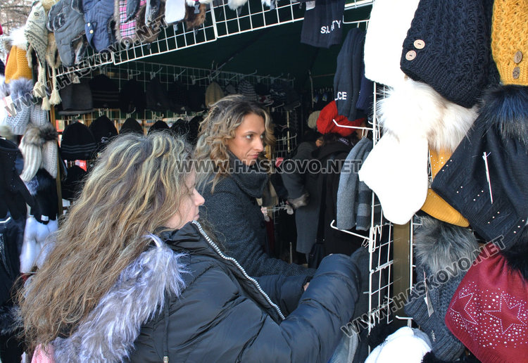 Греяно вино за левче на Коледния базар, търговци роптаят срещу високите наеми 