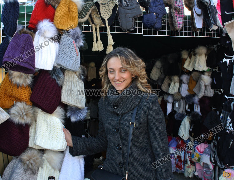 Греяно вино за левче на Коледния базар, търговци роптаят срещу високите наеми 