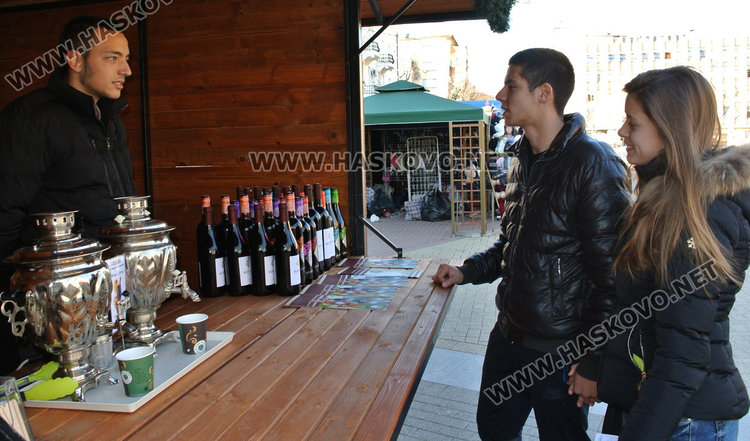 Греяно вино за левче на Коледния базар, търговци роптаят срещу високите наеми 