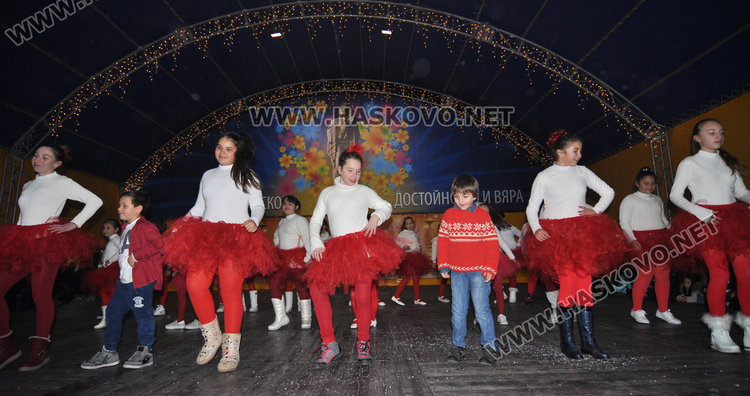 Eлхата в Хасково грейна с огнено шоу, мажоретки и хоро на площада