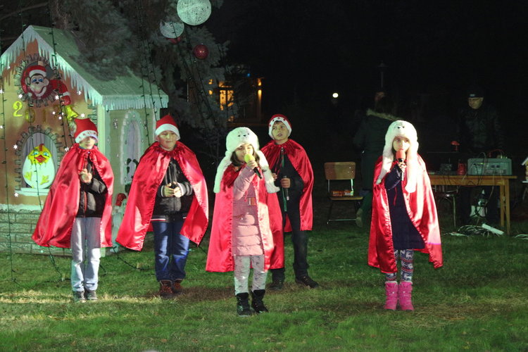 Две Коледни елхи в Любимец, Дядо Коледа пристигна с вишка  