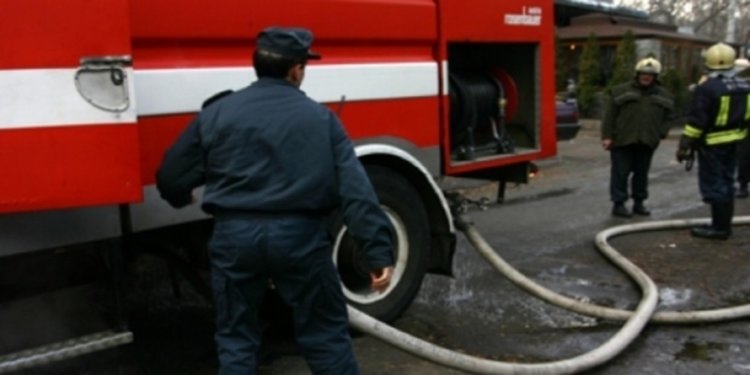 Поредни пожари заради запушени комини, наводнена постройка в Мадан