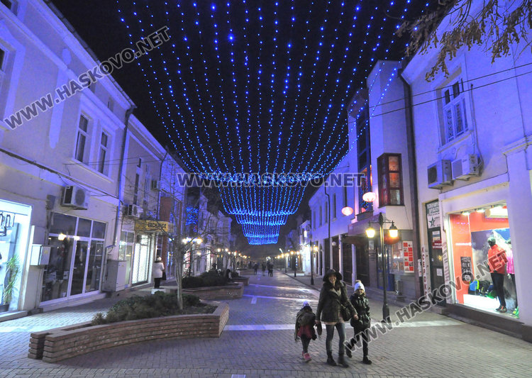 Eлхата в Хасково грейна с огнено шоу, мажоретки и хоро на площада