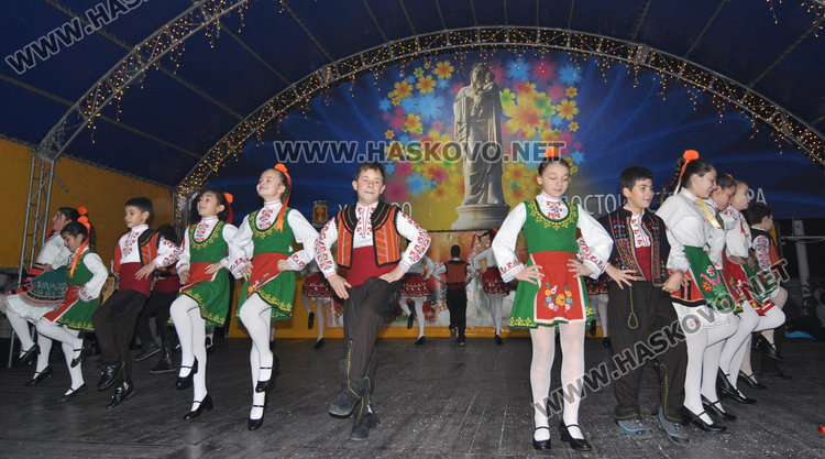 Eлхата в Хасково грейна с огнено шоу, мажоретки и хоро на площада