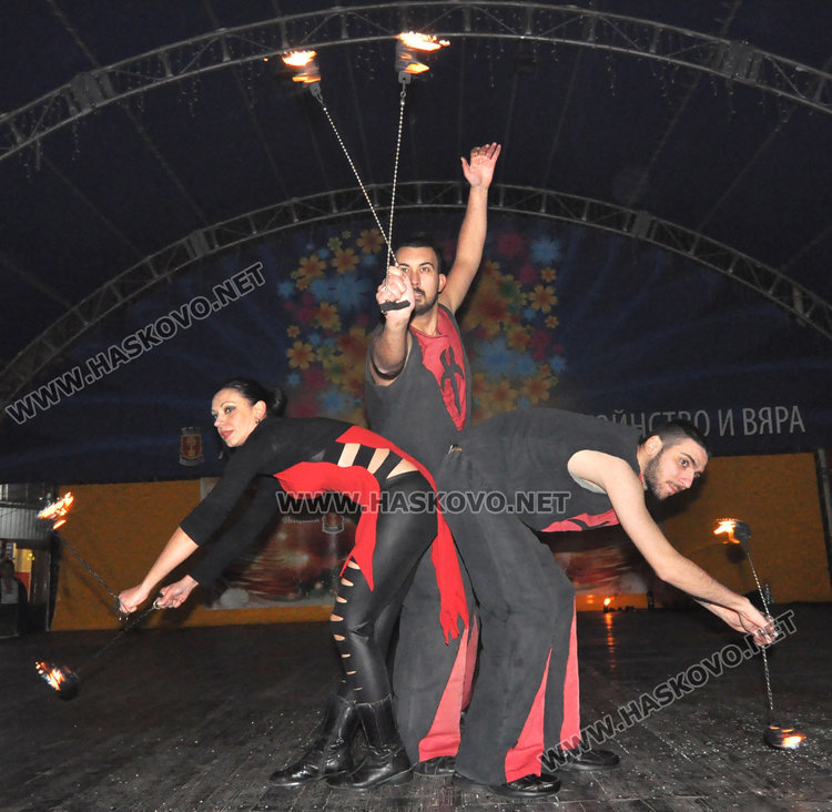Eлхата в Хасково грейна с огнено шоу, мажоретки и хоро на площада