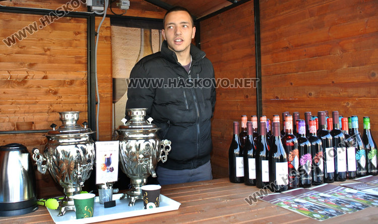 Греяно вино за левче на Коледния базар, търговци роптаят срещу високите наеми 