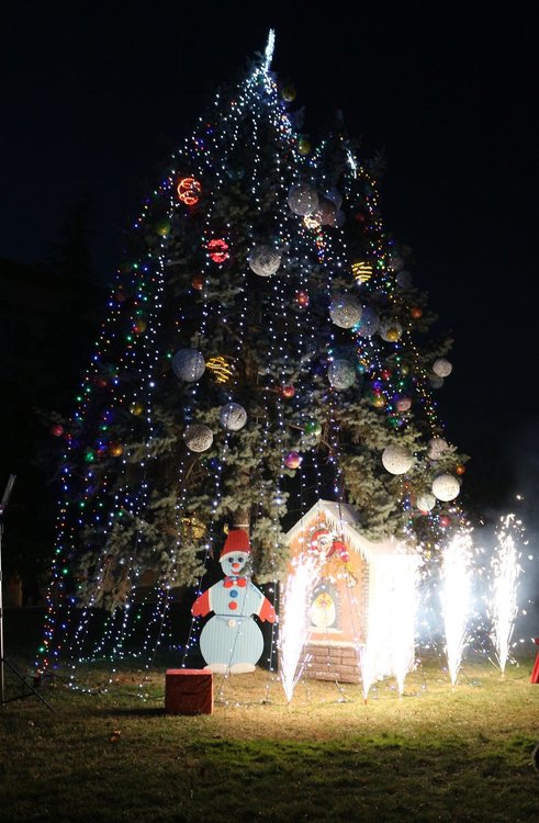 Две Коледни елхи в Любимец, Дядо Коледа пристигна с вишка  