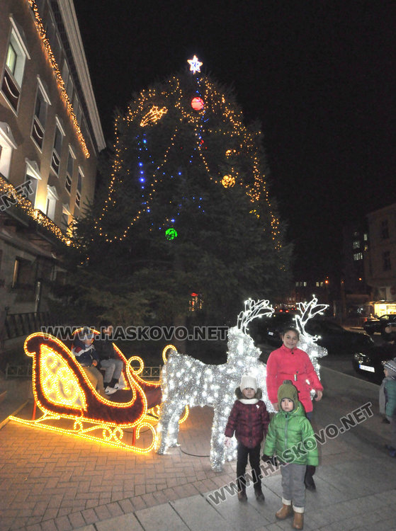 Eлхата в Хасково грейна с огнено шоу, мажоретки и хоро на площада