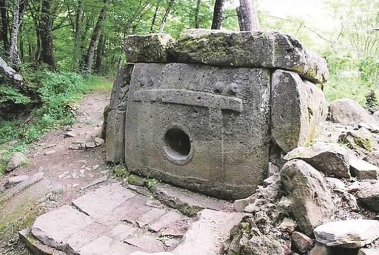 Долменът Хаджох-1 е висок 2 метра
