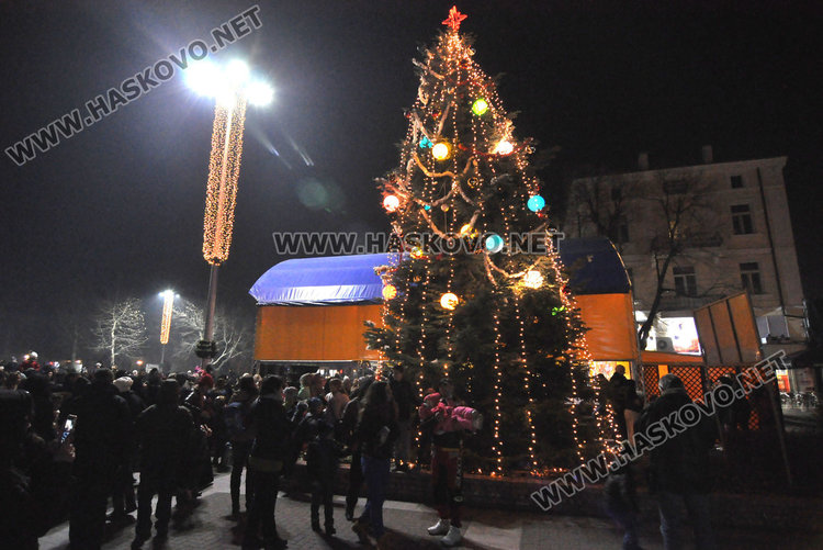 Eлхата в Хасково грейна с огнено шоу, мажоретки и хоро на площада