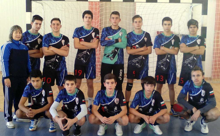 Румен Димитров (в средата горе)