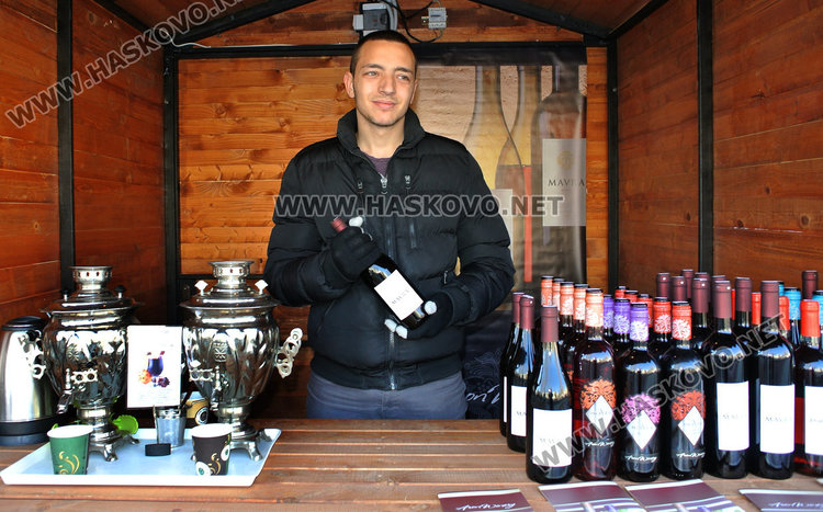 Греяно вино за левче на Коледния базар, търговци роптаят срещу високите наеми 