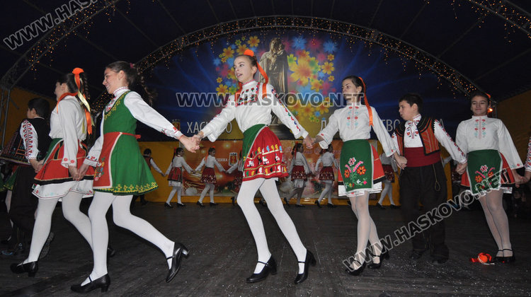 Eлхата в Хасково грейна с огнено шоу, мажоретки и хоро на площада