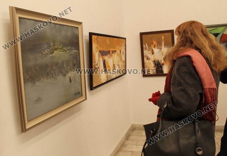 38 картини представя Коледна изложба в Димитровград