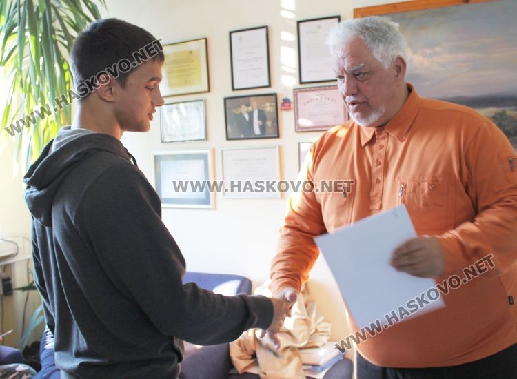 10 възпитаници на Езикова гимназия със стипендии за даровити деца