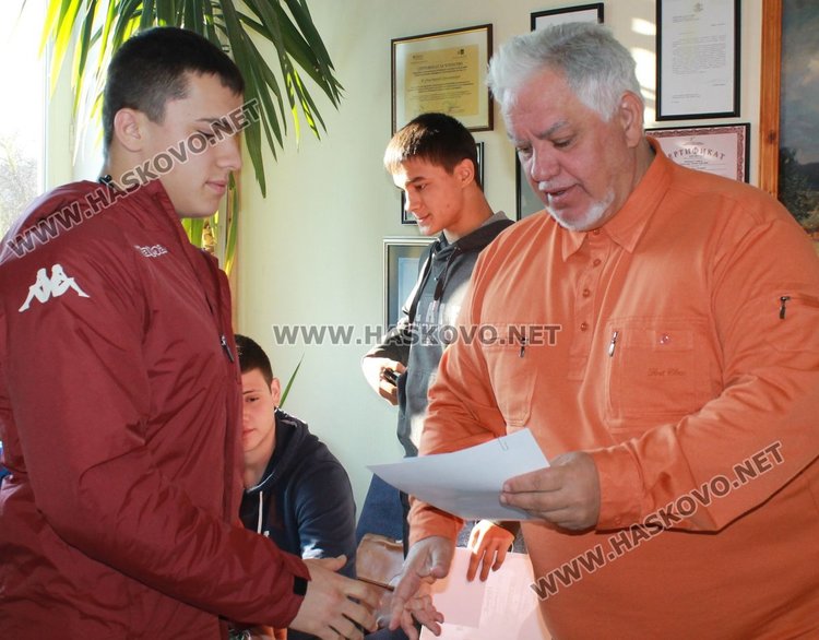 10 възпитаници на Езикова гимназия със стипендии за даровити деца