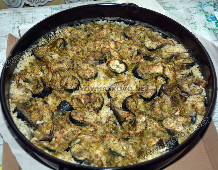 Хасковски свещеник служи на имения си ден, черпи с постни бонбони