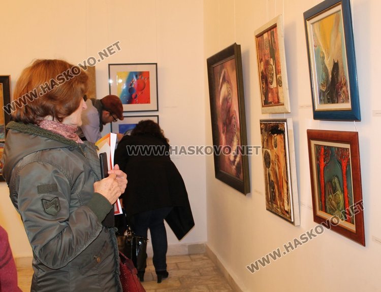 38 творби от 17 автори, свързани с Димитровград представя Коледна изложба в Художествена галерия "Петко Чурчулиев"