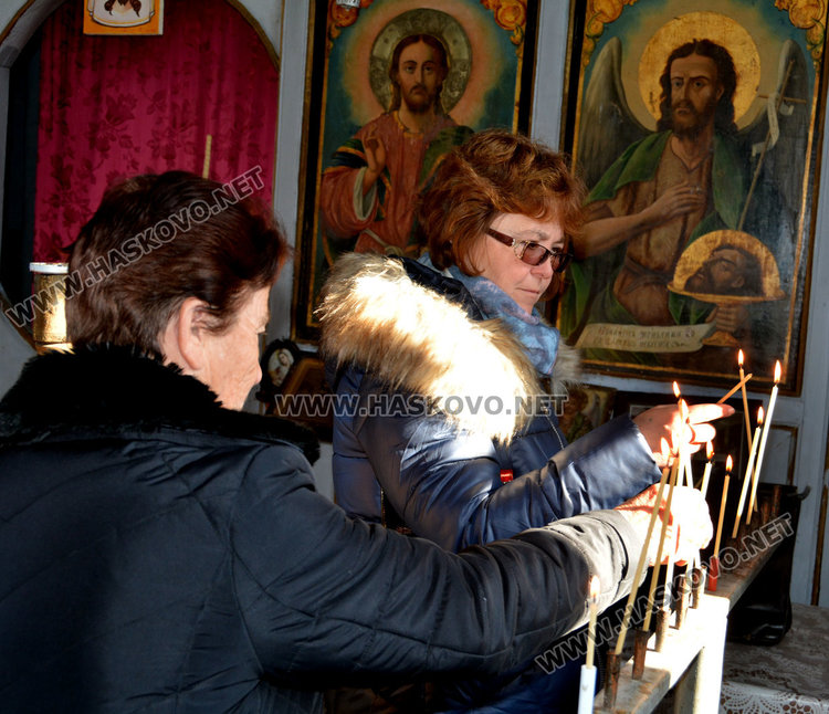 Хасковски свещеник служи на имения си ден, черпи с постни бонбони