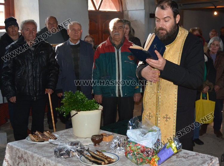 Хасковски свещеник служи на имения си ден, черпи с постни бонбони