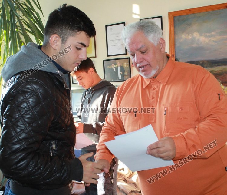 10 възпитаници на Езикова гимназия със стипендии за даровити деца