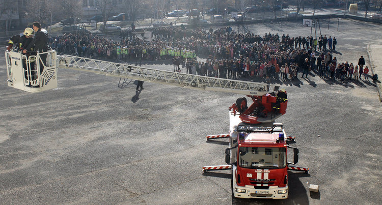 Фритюрник "пламна" в  кухнята на "Йовков", евакуираха учениците