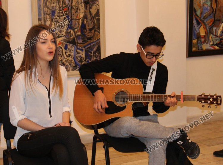 38 картини представя Коледна изложба в Димитровград