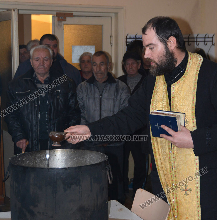Хасковски свещеник служи на имения си ден, черпи с постни бонбони