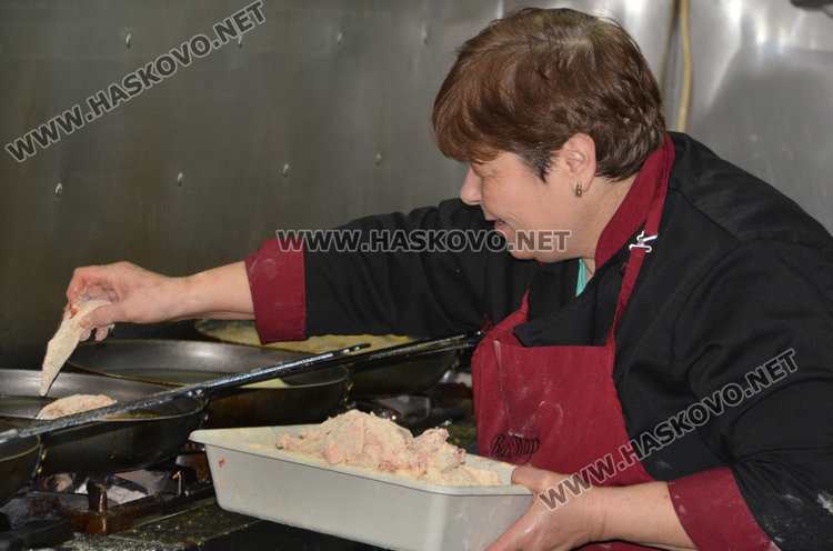 Майсторката Мария знае точния момент, когято трябва да извади шарана от тигана-трябва да е с цвета на излъскано злато