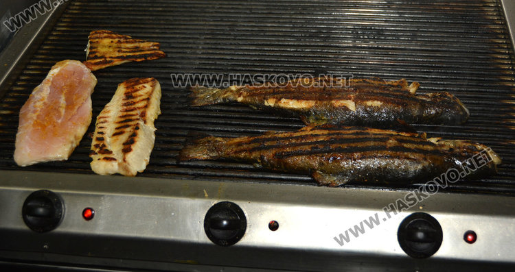 Ароматът от пъстърва на скара е омайващ