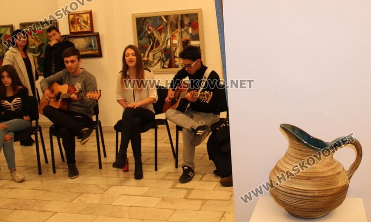 „Китарен ансамбъл” при Детски и младежки център - Димитровград с ръководител Николай Делчев се погрижиха за музикалното оформление на събитието