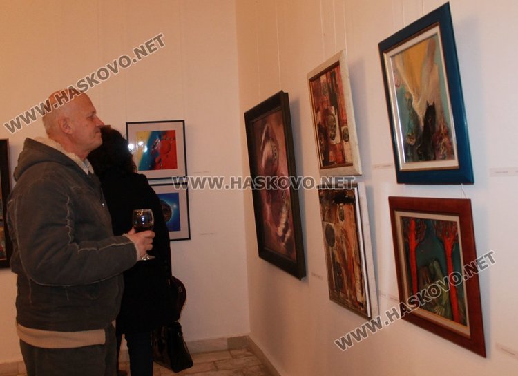 38 картини представя Коледна изложба в Димитровград