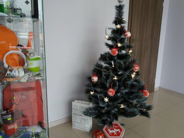 Коледно настроение в ЕСКОМ, на касите изненади за всеки