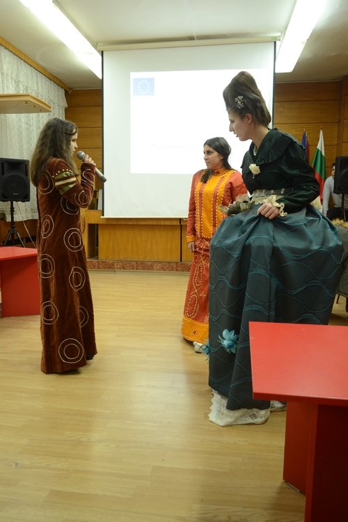 Антични битки и скорошни диктатори пресъздадоха младите историци на "Славейков" 