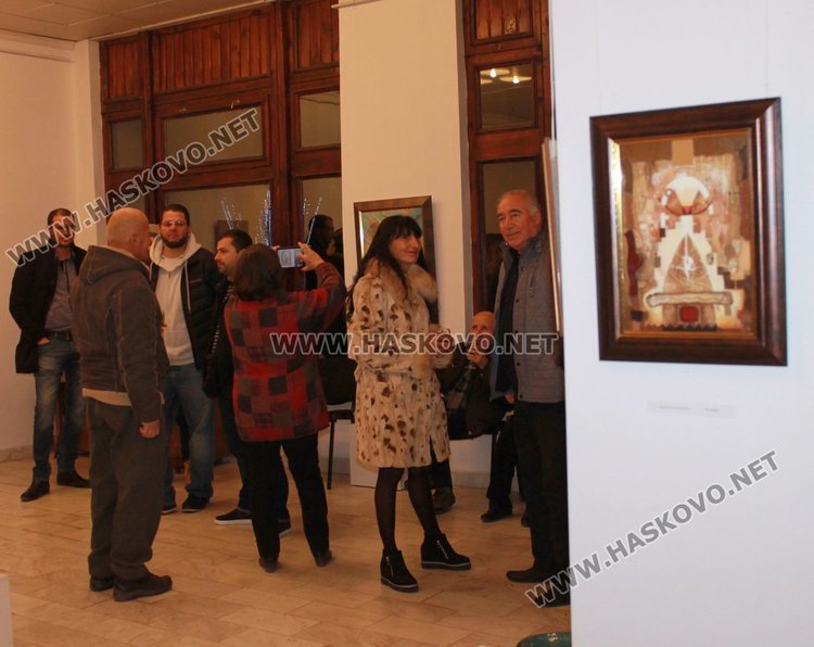 38 картини представя Коледна изложба в Димитровград