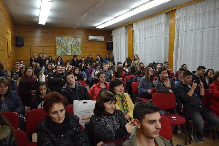 Антични битки и скорошни диктатори пресъздадоха младите историци на "Славейков" 