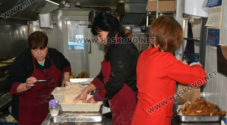 Ресторант пържи 300 килограма шаран за Никулден