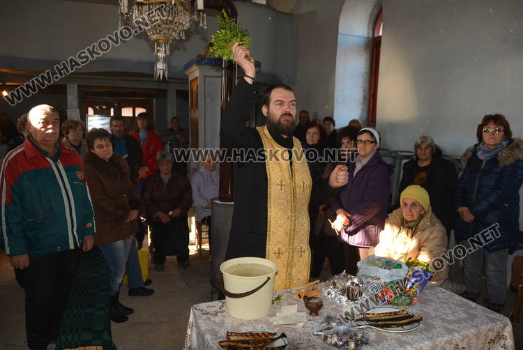 Хасковски свещеник служи на имения си ден, черпи с постни бонбони