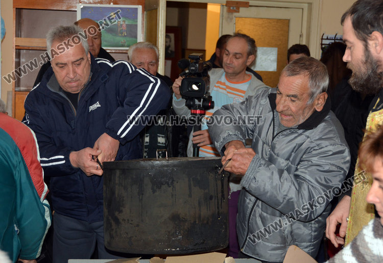 Хасковски свещеник служи на имения си ден, черпи с постни бонбони