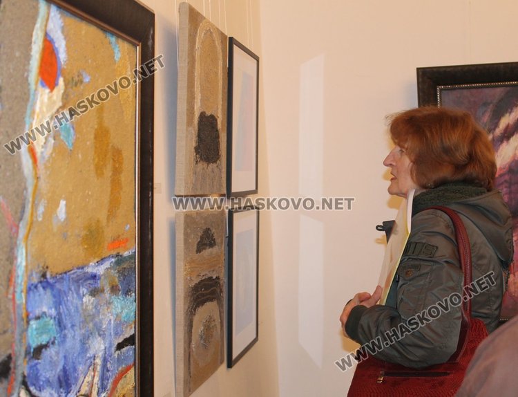 38 картини представя Коледна изложба в Димитровград