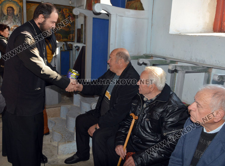 Хасковски свещеник служи на имения си ден, черпи с постни бонбони